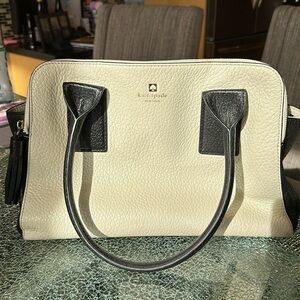 WONDERFUL KATE SPADE SATCHEL CREAM AND BLUE PLENTY OF SPACE. 15 X 9.5 X 6 EUC